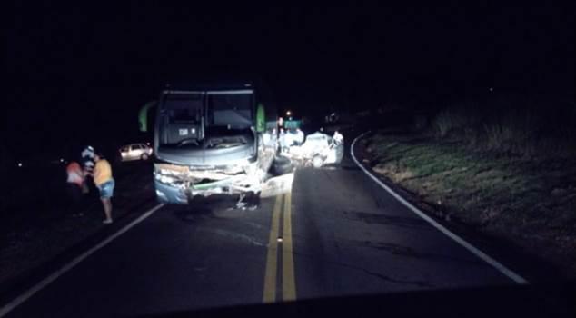 Carro bate de frente com ônibus na PR-542, no norte do estado; quatro morreram