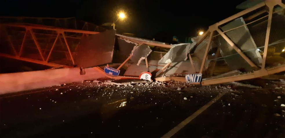 Caminhão derruba passarela no Contorno Norte de Maringá