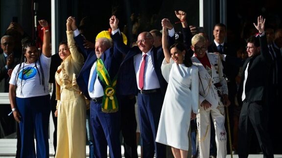 Lula assume, sobe a rampa e diz que governará para 215 milhões de brasileiros