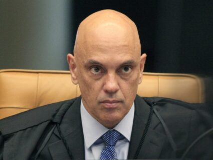 Abin paralela: Moraes retira sigilo de áudio de conversa de Bolsonaro