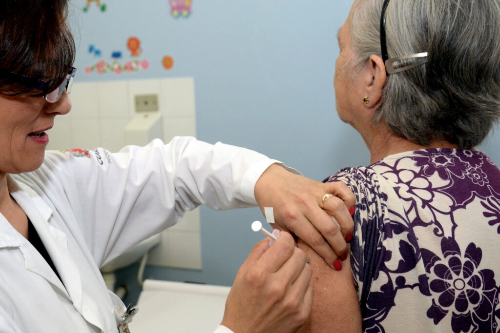 Vacinação contra a gripe: Paraná aplicou mais de 1 milhão de doses