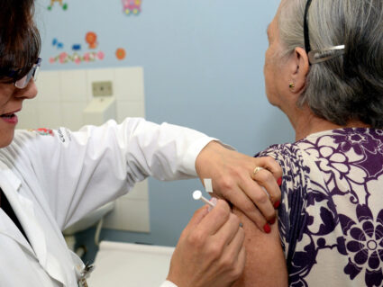 Vacinação contra a gripe: Paraná aplicou mais de 1 milhão de doses