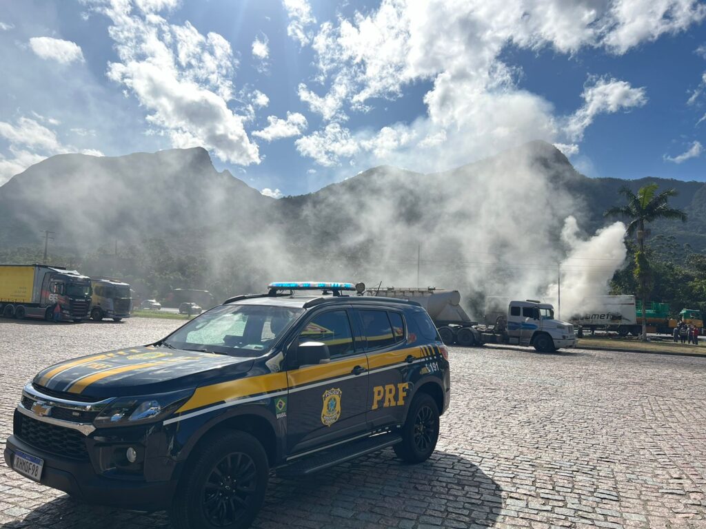 Caminhão pega fogo na BR-376, em Guaratuba