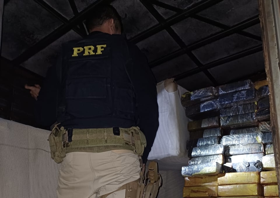 Polícia apreende mais de uma tonelada de maconha em carga de sofás, no Paraná