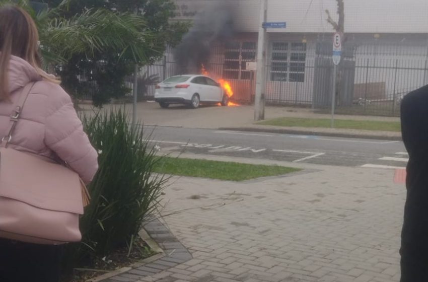 Carro pega fogo no centro de Curitiba