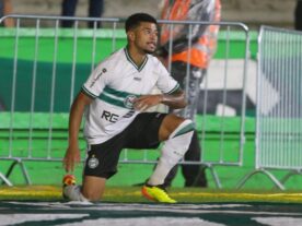 Coritiba renova contrato do atacante Lucas Ronier