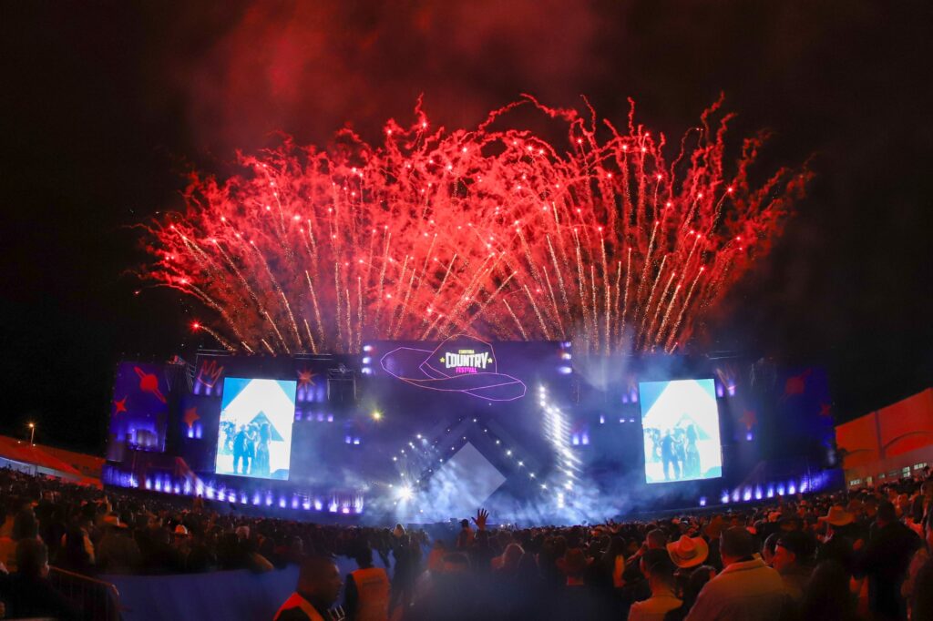 Primeiro dia do Country Festival atrai 30 mil pessoas em Curitiba