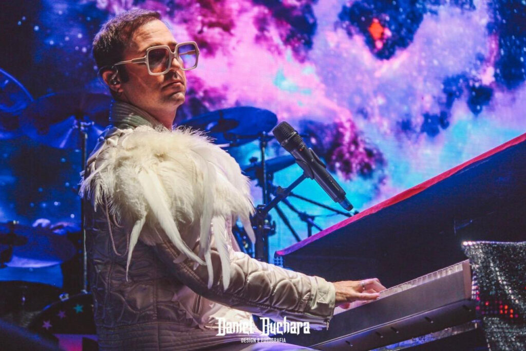 Curitiba recebe show de tributo a Elton John