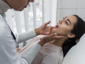 doctor-checking-patient-s-mouth-cancer-de-boca-brasil