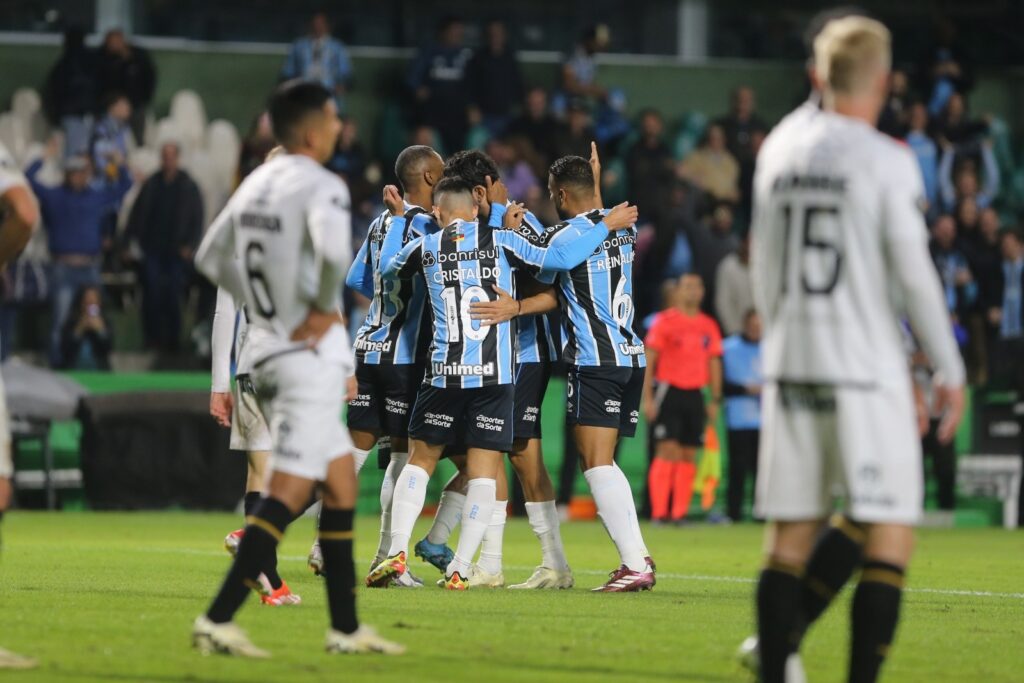 Grêmio em Curitiba tem solidariedade, clima do Olímpico e goleada em jogo decisivo