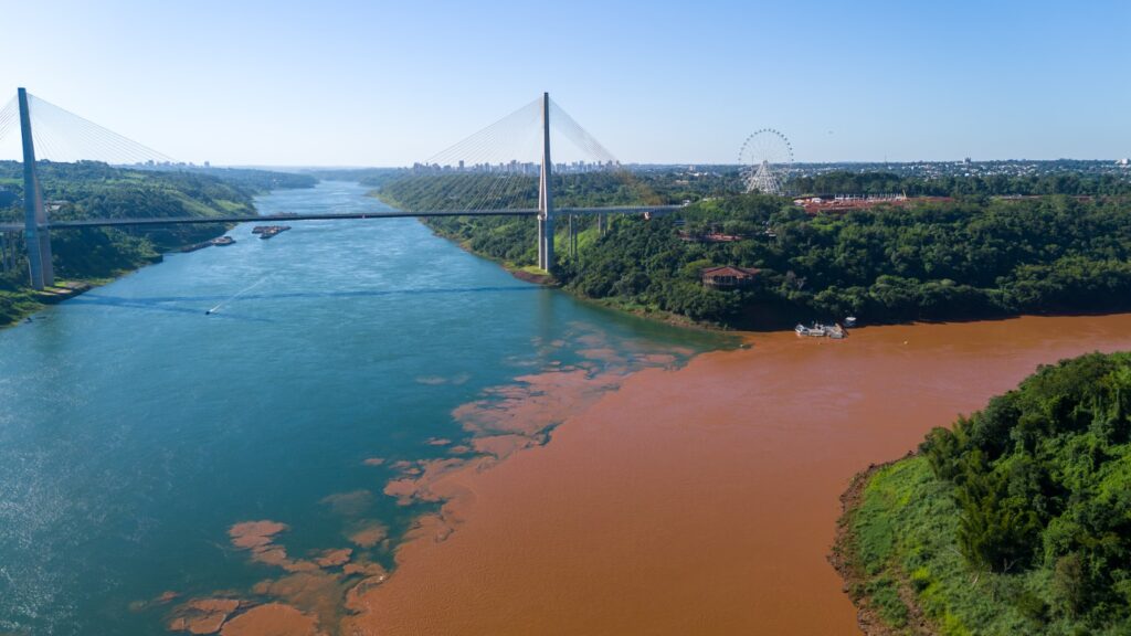 Contraste entre rios Iguaçu e Paraná chama a atenção em Foz