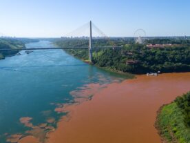 Contraste entre rios Iguaçu e Paraná chama a atenção em Foz
