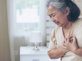 senior-female-asian-suffering-from-bad-pain-his-chest-heart-attack-home-senior-heart-disease-morte-doença-coração-mulher