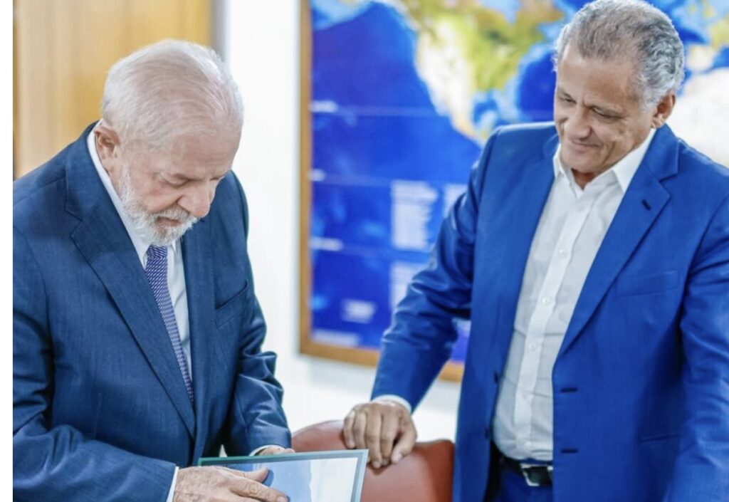 Lula recebe livro Mata Atlântica e recorda viagens ao nosso litoral