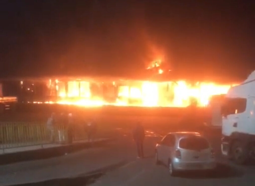 Incêndio atinge Ceasa de Curitiba na noite desta quinta-feira