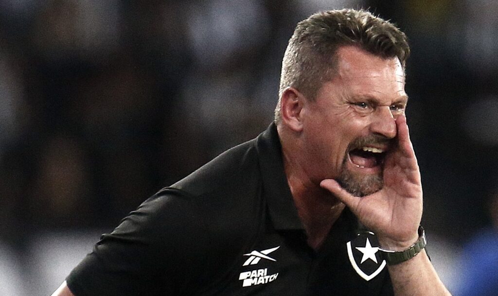 Coritiba negocia com auxiliar do Botafogo para ser o novo técnico