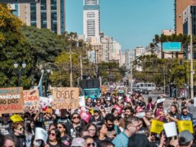 Educadores da rede pública encerram greve no Paraná