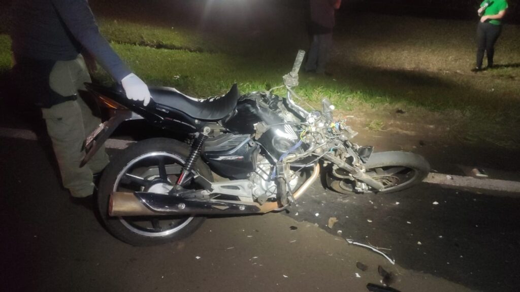 Motociclista morre após bater de frente contra caminhão que fugia da polícia