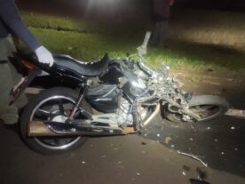Motociclista morre após bater de frente contra caminhão que fugia da polícia