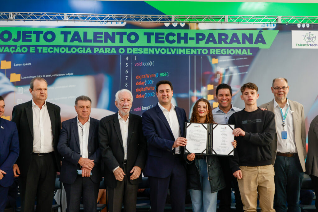 Governo do Paraná lança projeto para formação tecnológica de alunos em 50 cidades