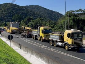 Transporte de carga gigante causa bloqueios e lentidão no sentido à Santa Catarina