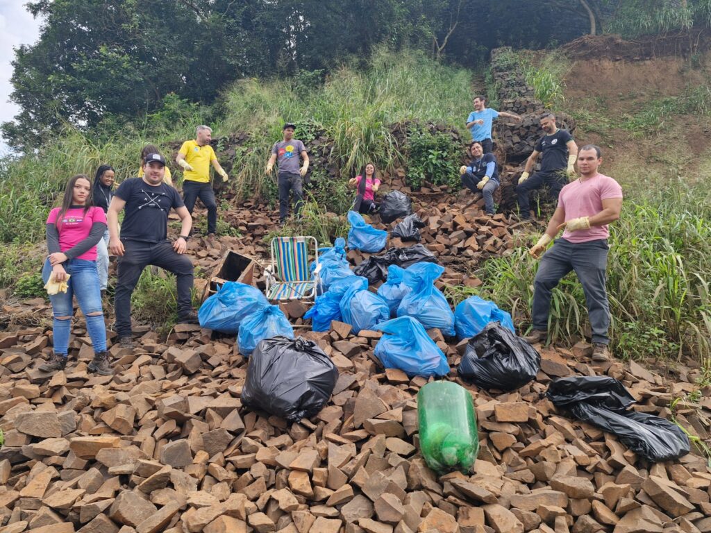 Voluntários retiram 500 quilos de lixo das encostas dos rios Iguaçu e Paraná