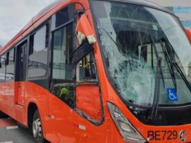 Acidente com biarticulado deixa 28 passageiros feridos em Curitiba
