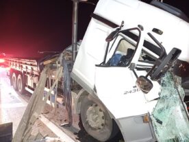 Motorista de caminhão morre em grave acidente na BR-116, na RMC